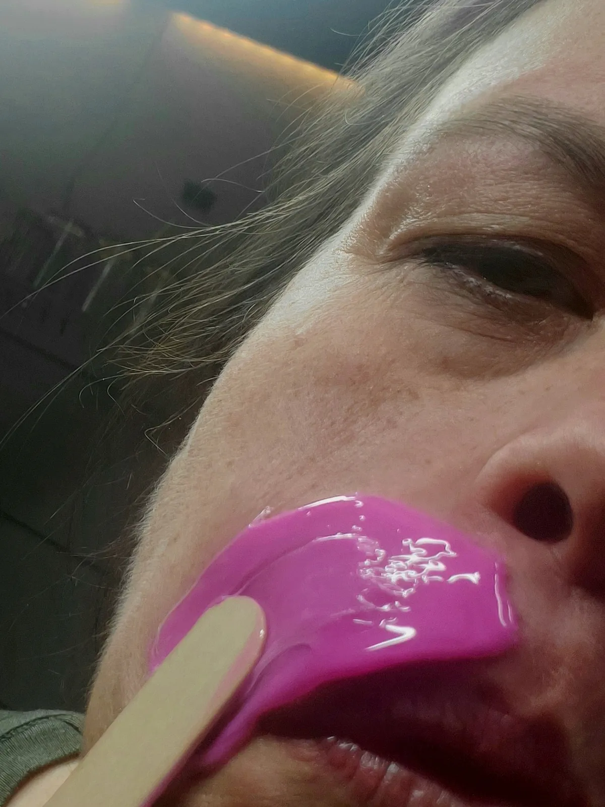 Heisswachs wird mit einem Spatel auf die Oberlippe aufgetragen.